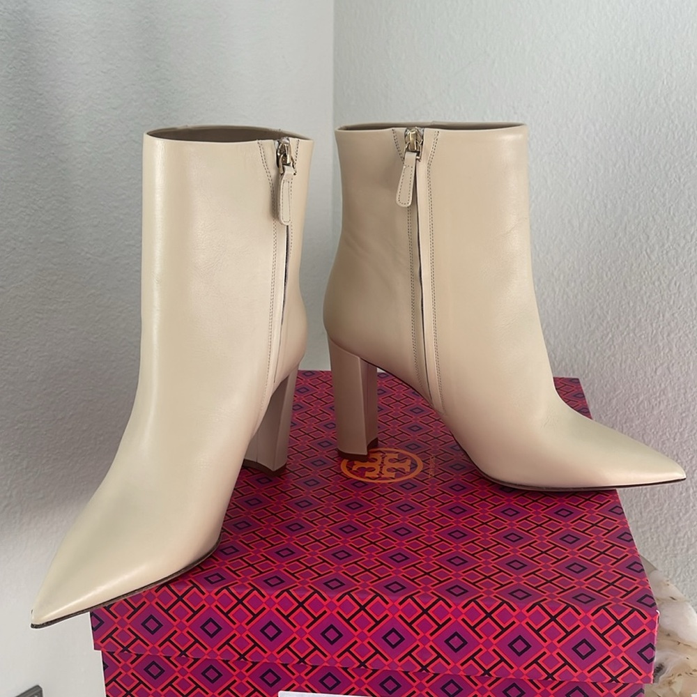 $795 NEW Tory Burch Beige Cream Nude Pointy Toe Booties Boots Size 9 Heel